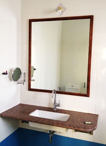 A bathroom washbasin and mirror